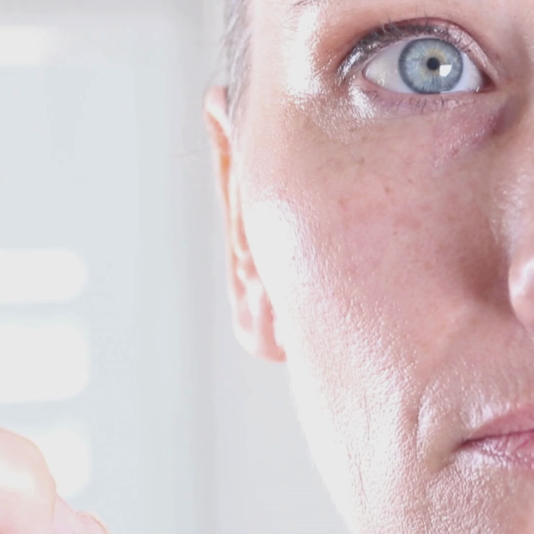 Video showing Aureterra Vitamin C Facial Mist being sprayed onto skin for brightening, hydration, and antioxidant protection.